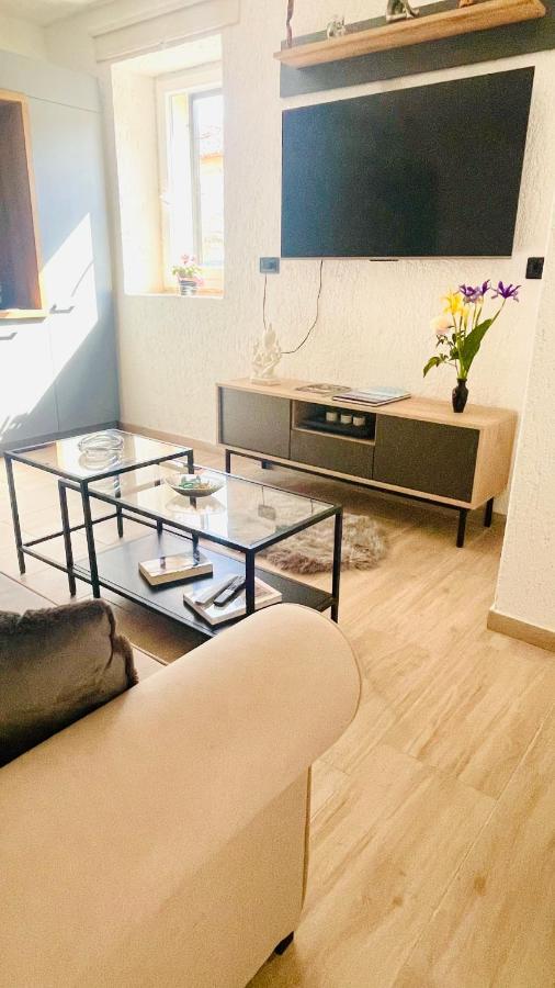 Modern Apartment With Fireplace & Stylish Kitchen Kanfanar Dış mekan fotoğraf